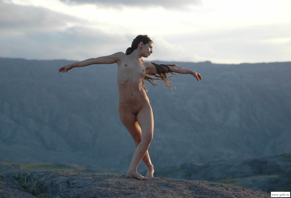 Голые девки прыгают в воду