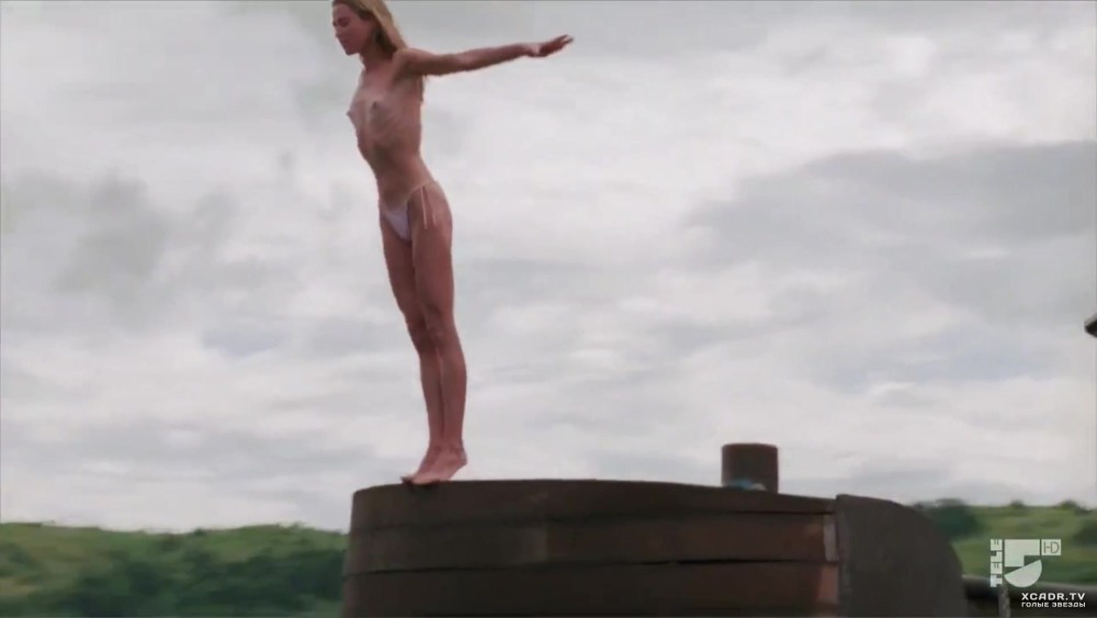 Девушки прыгают голышом