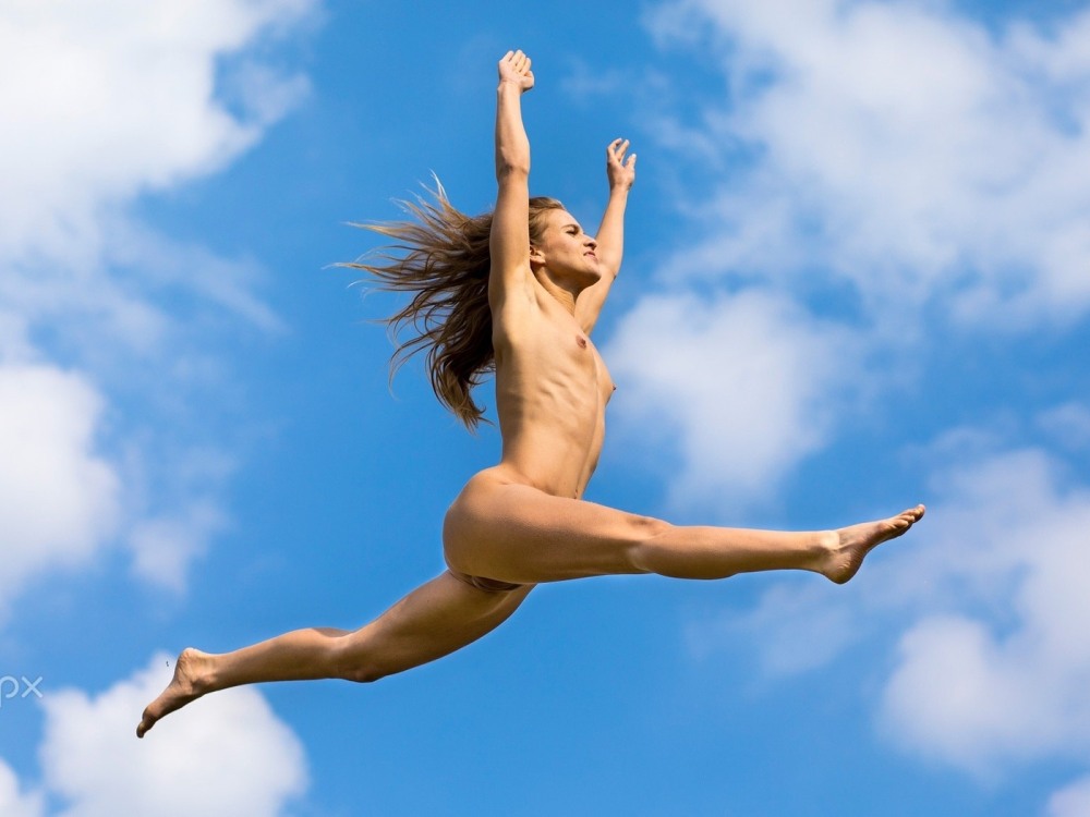 Голый натуралист позирует фото