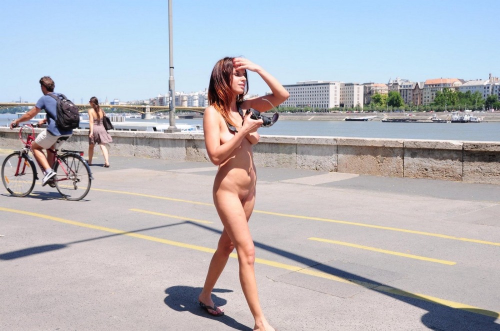 На роликах по городу голая