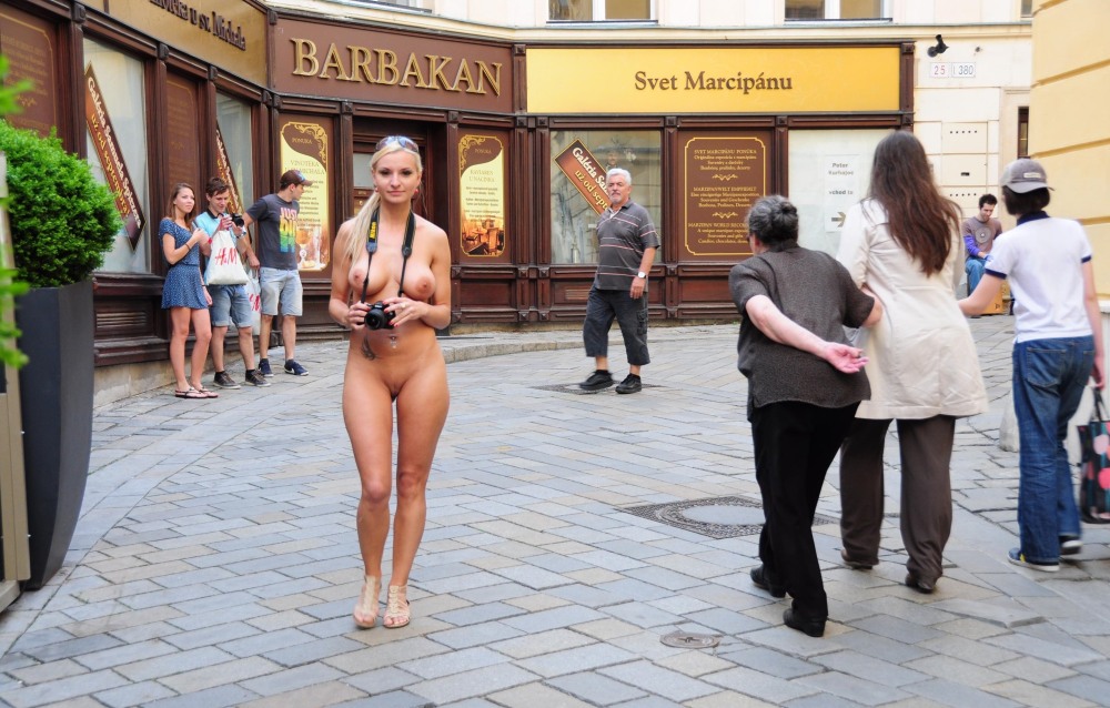 Голые телки в общественных местах