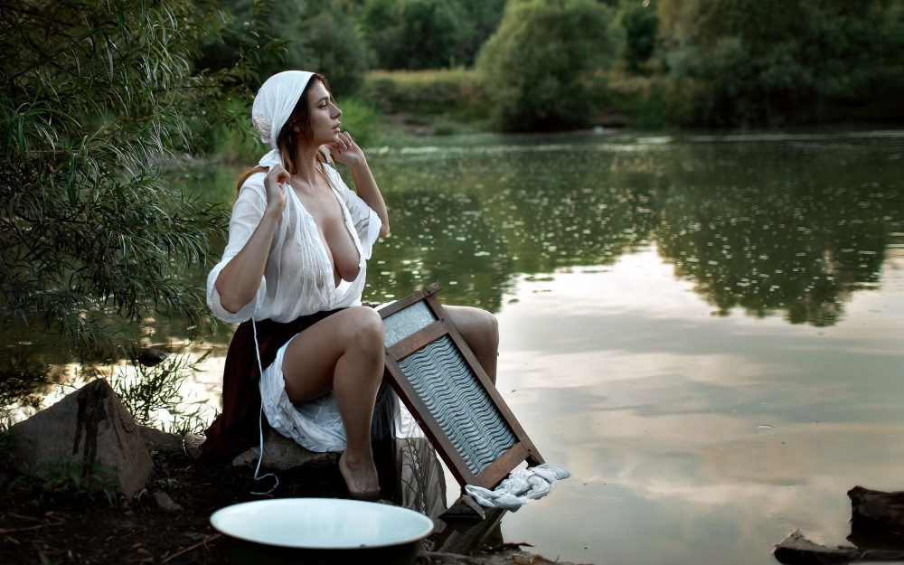 Фотосессия стирка на реке ню