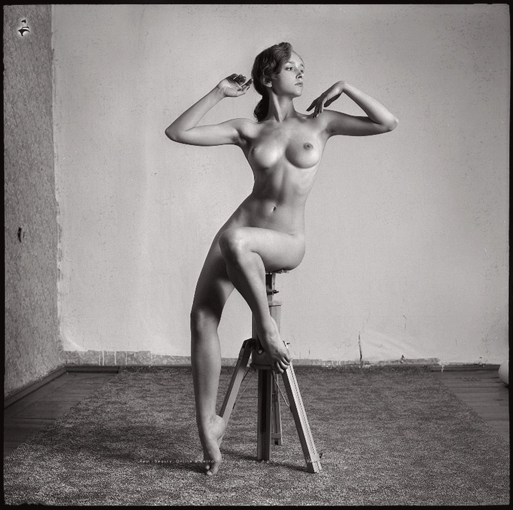 Голые натурщицы эротические позы