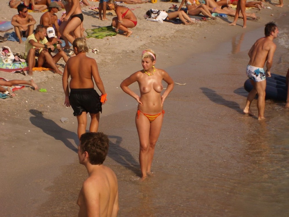 Голые девки на обычном пляже