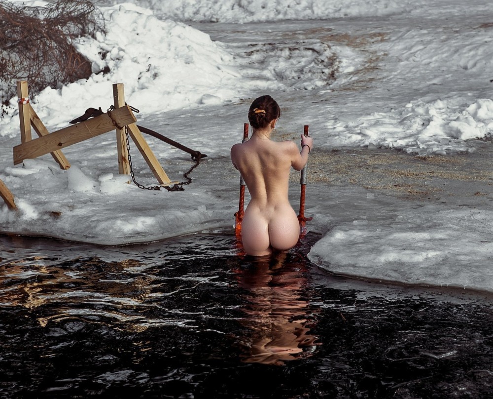 Бабы купаются с мальчиком nude