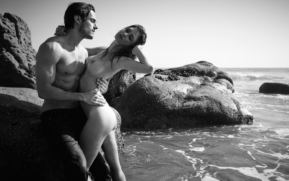 Красивая пара на пляже ню