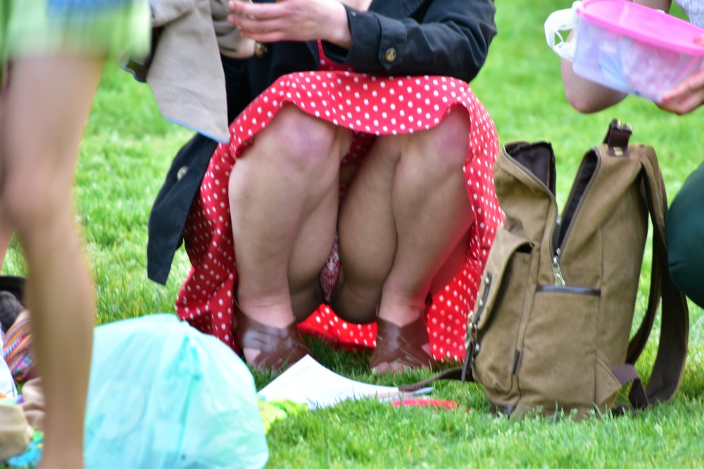 Попка выглядывает из под юбки