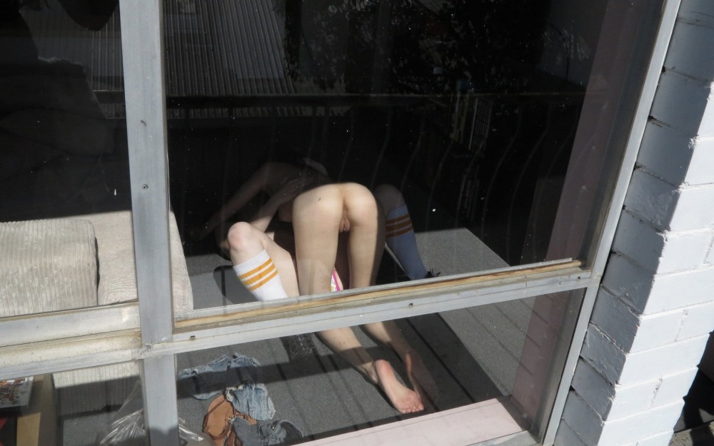 Девушки подсматривают за парнями