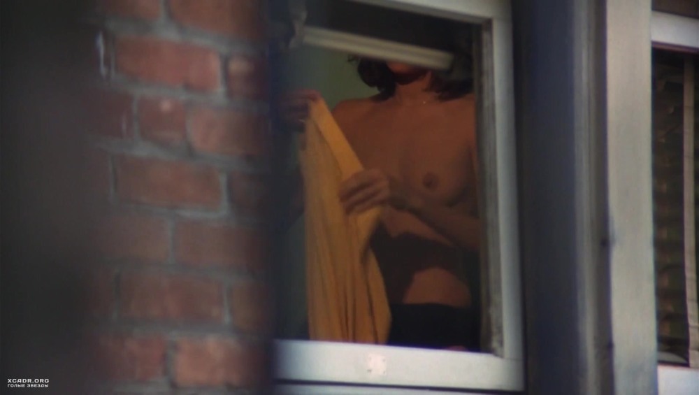 Голая женщина через окно