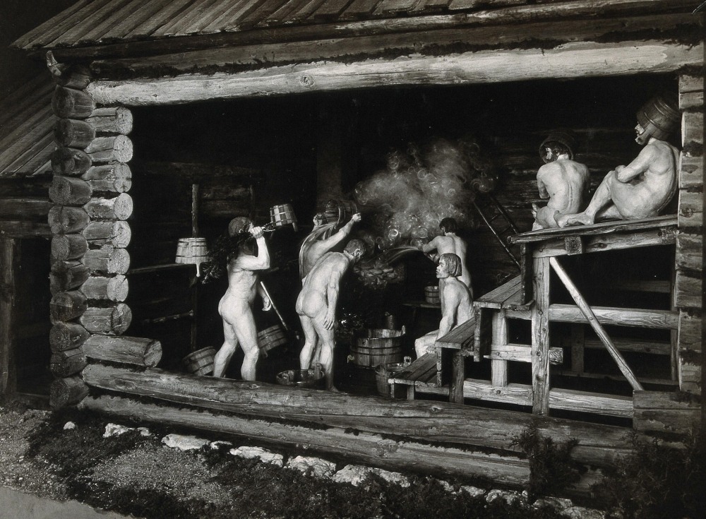 В парилке женской бани ню