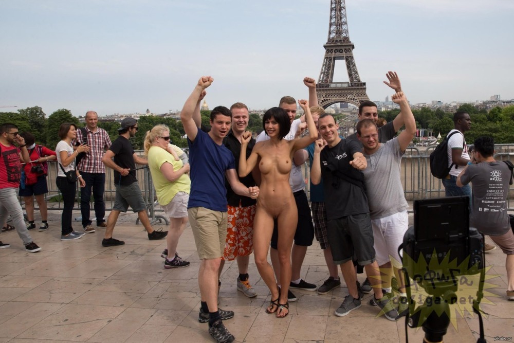 Эксгибиционистки в Париже