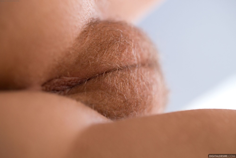 Pammie Lee показывает киску