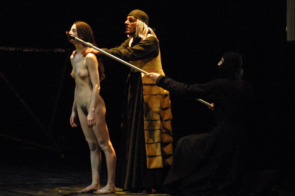 Леди Гага на сцене без трусов