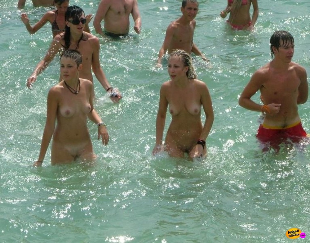 Голые девчонки в аквапарке