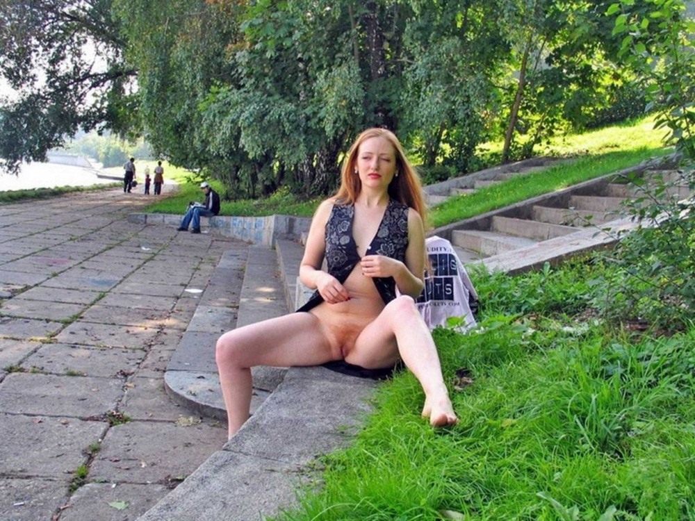 Блондинка в юбке без трусов