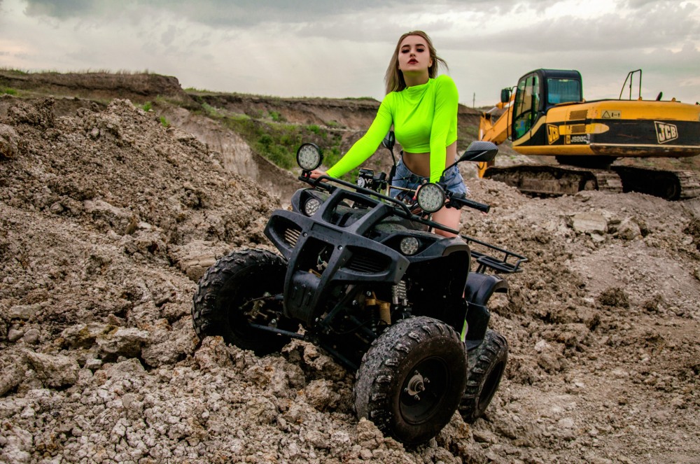 Девушки летом в городе Фролово