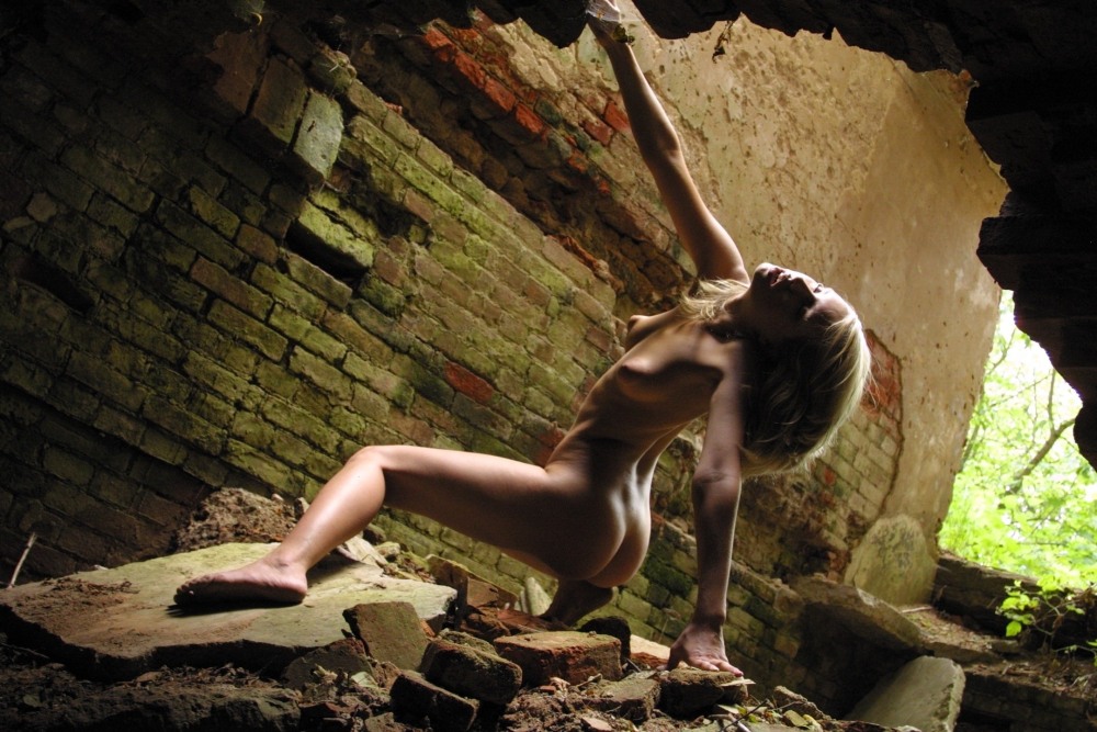 Голые женщины на развалинах