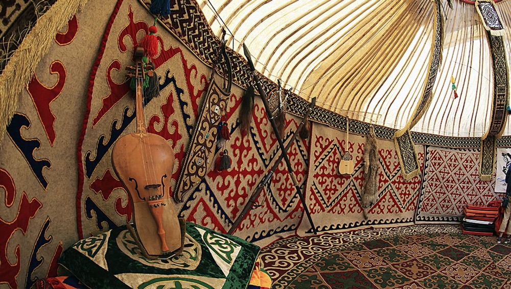 Грудастые девушки в палатке