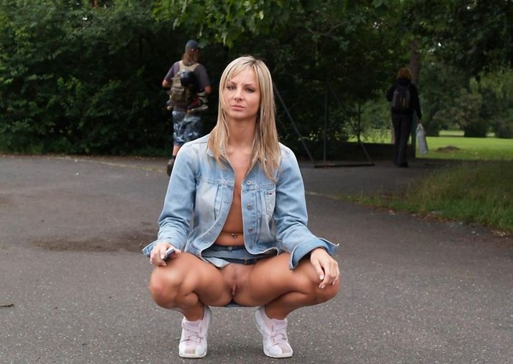 Девушки на корточках без трусов