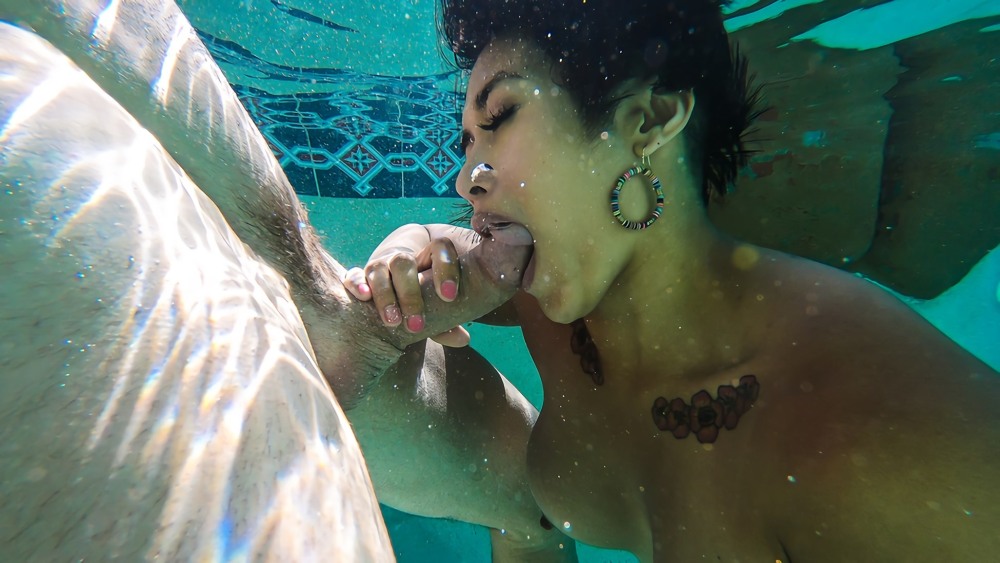 Адель Стивенс в бассейне голышом