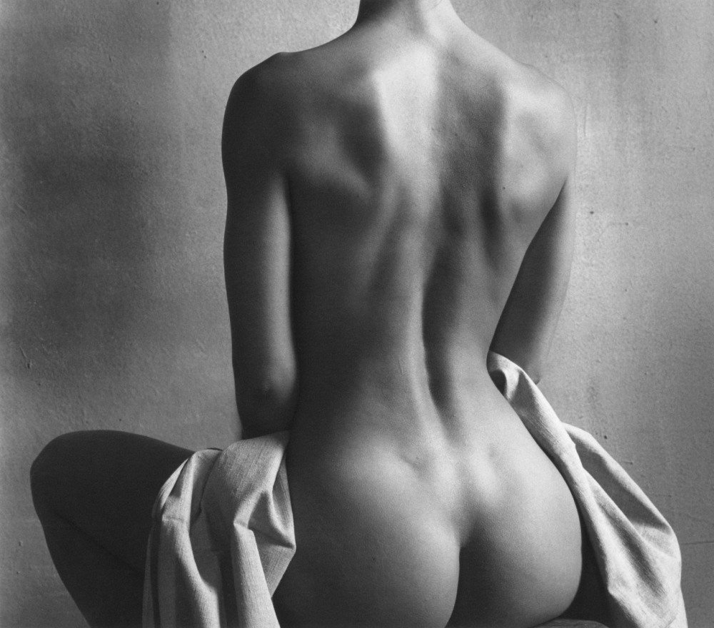 Оголенная спина женщины