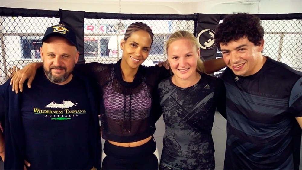 Избитая девушка Гринвуда