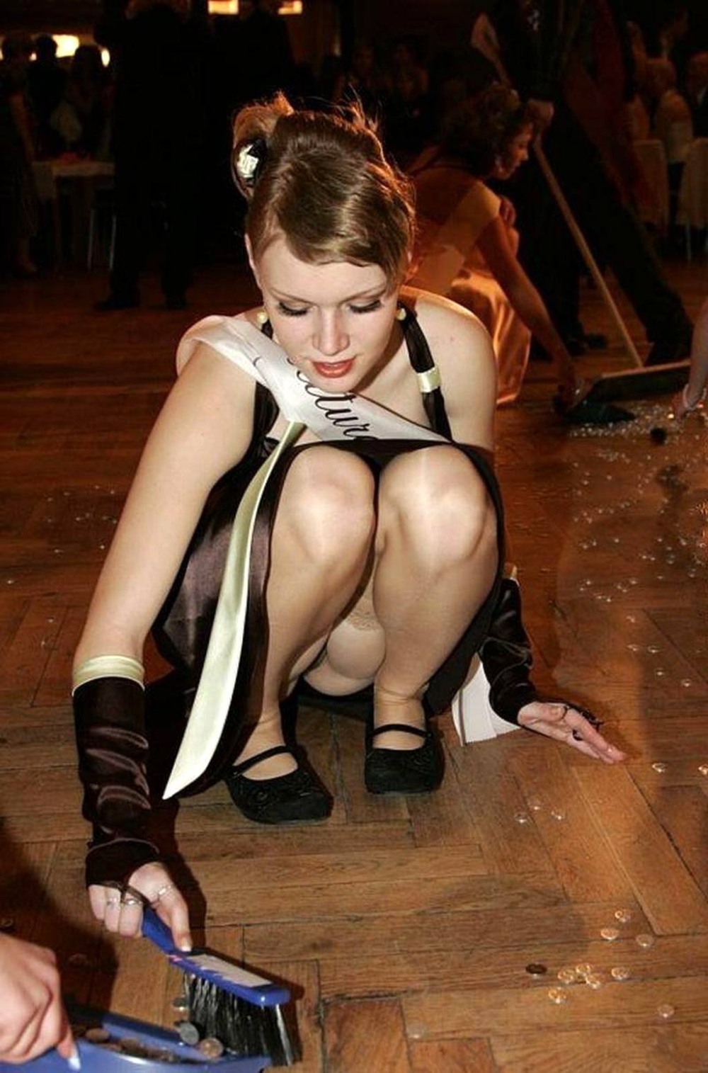 Засветила киску в машине