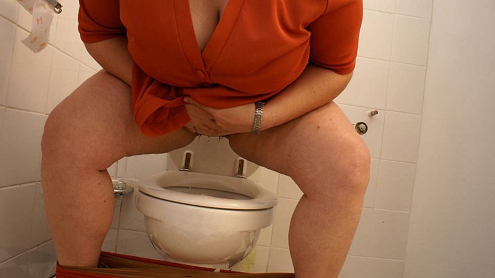 Взрослые женщины в туалете