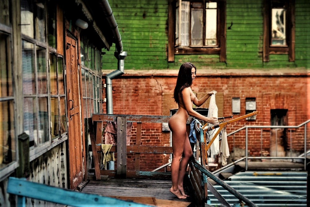 Ню фотосессия в конюшне