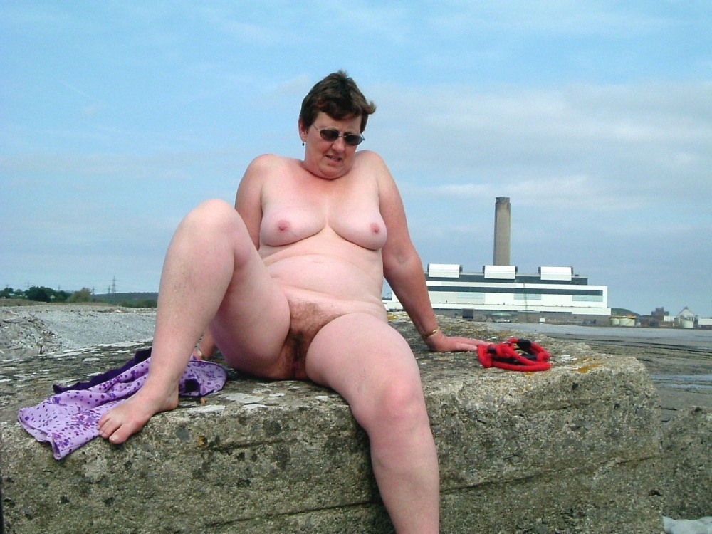 Женщины загорают без трусов