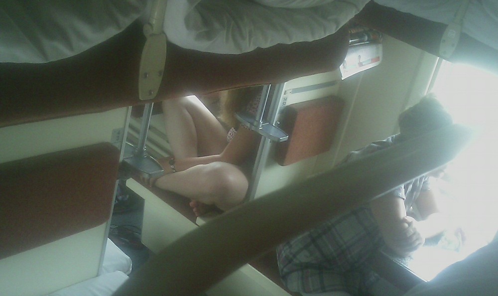 Скрытой камерой в поезде