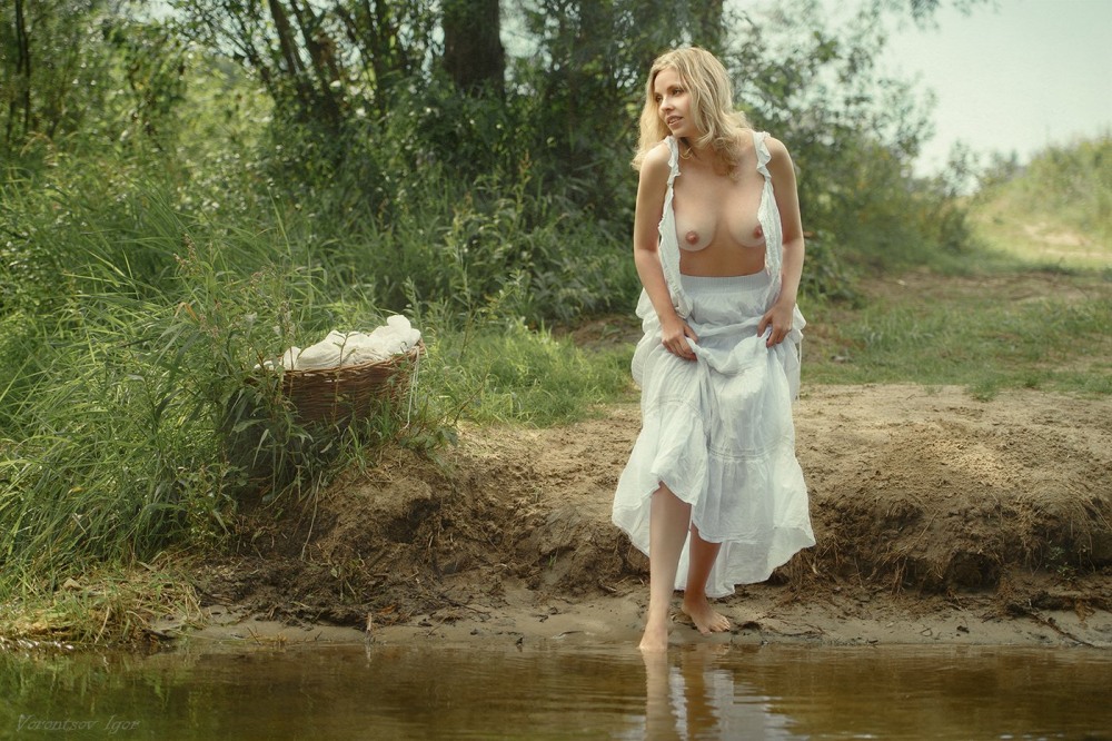 Девушки у реки разделись