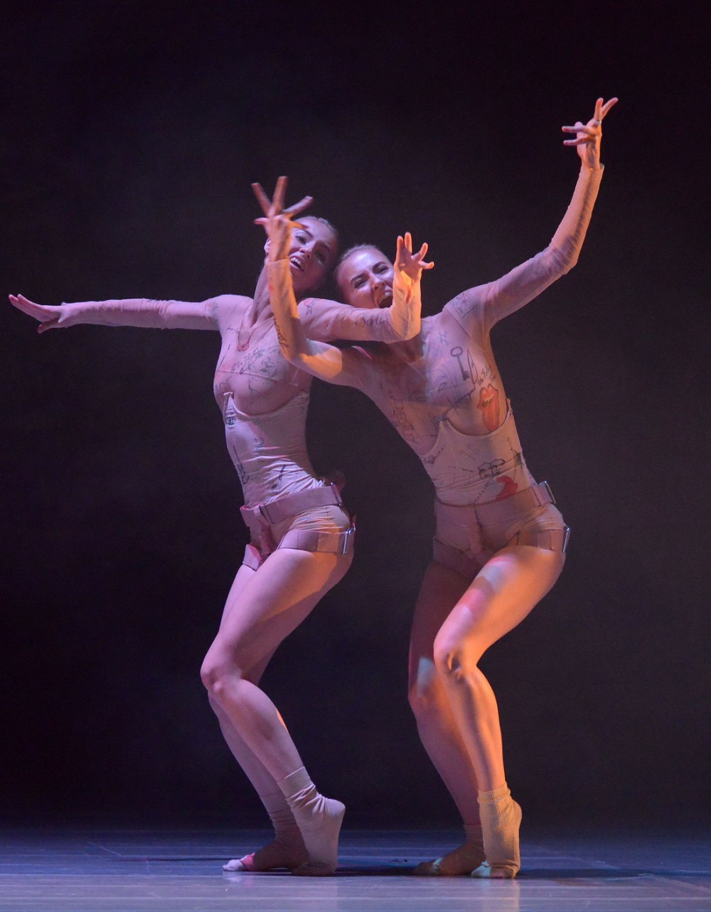 Учить детей танцевать