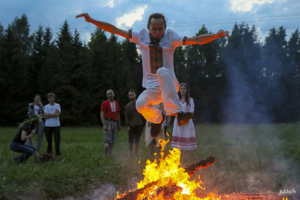 Прыжки через костер ню