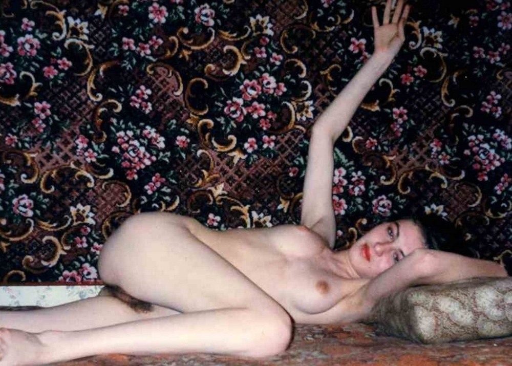 Голая русская женщина на ковре