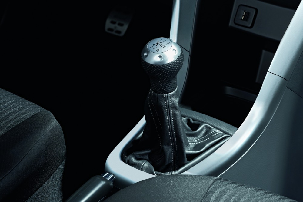 Девушка на ручке КПП