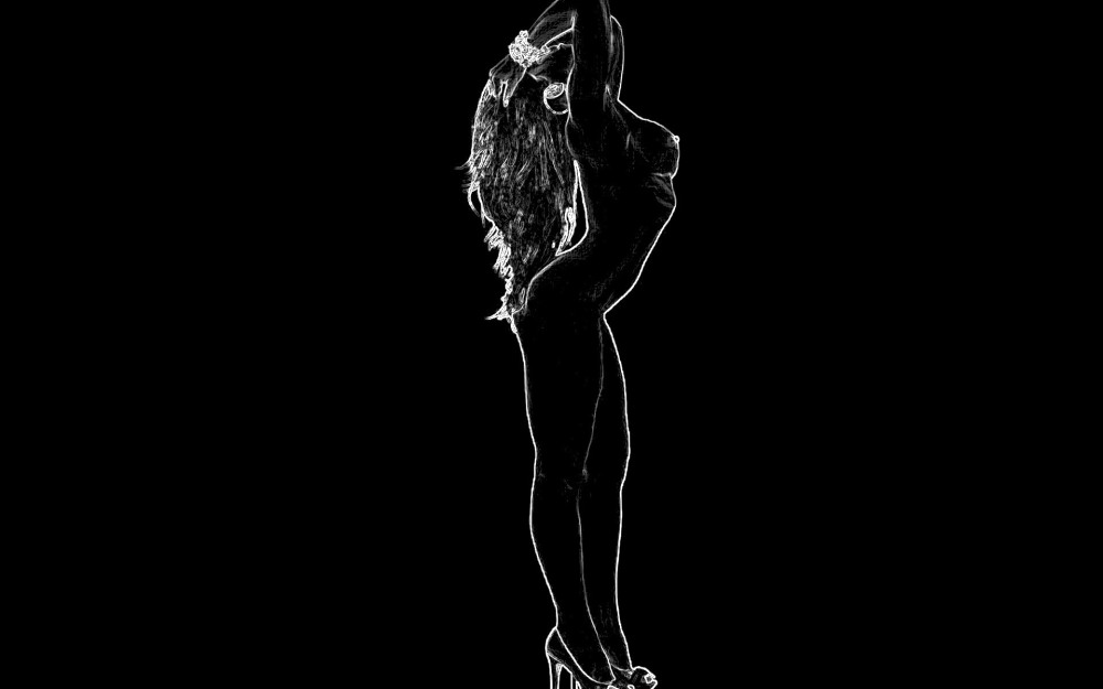 Женский силуэт на темном фоне