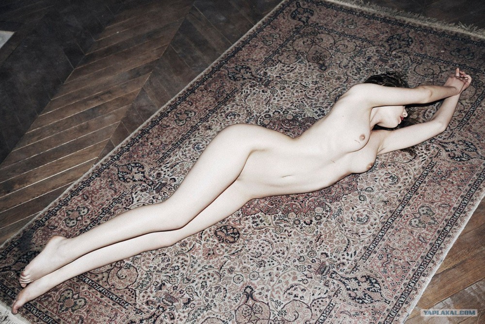 Голые женщины на фоне ковров