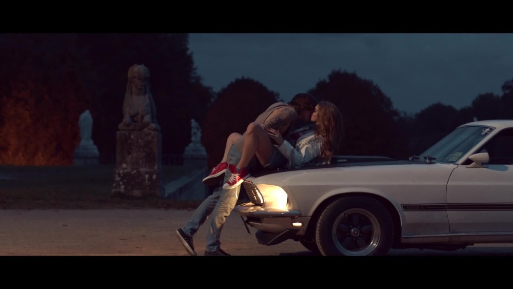 Парень с девушкой на капоте