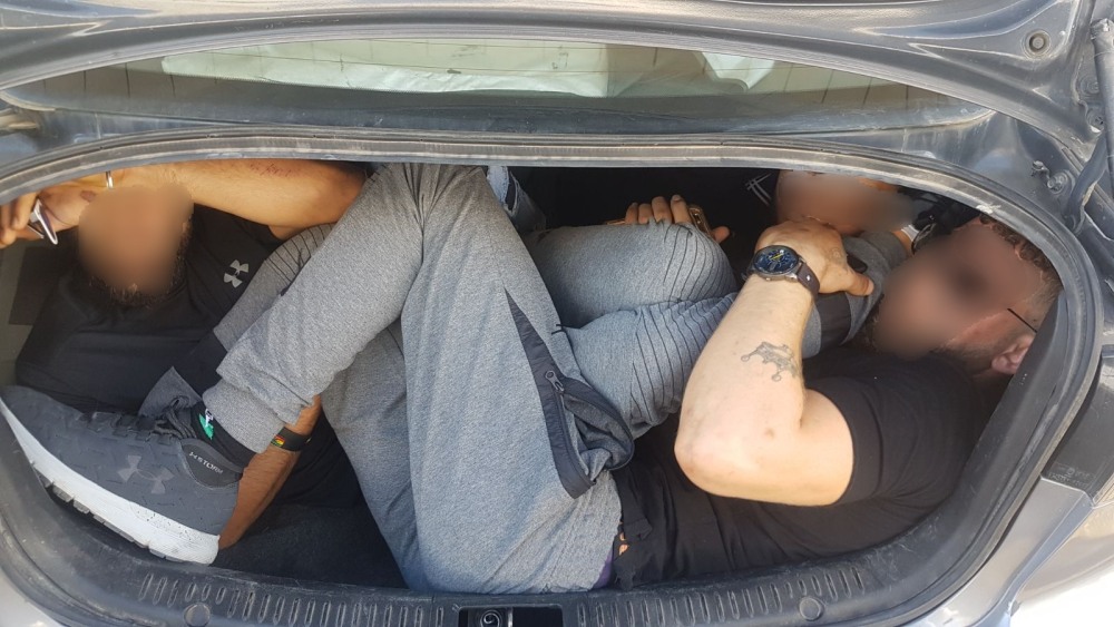 Удобные позы в автомобиле на заднем сидении