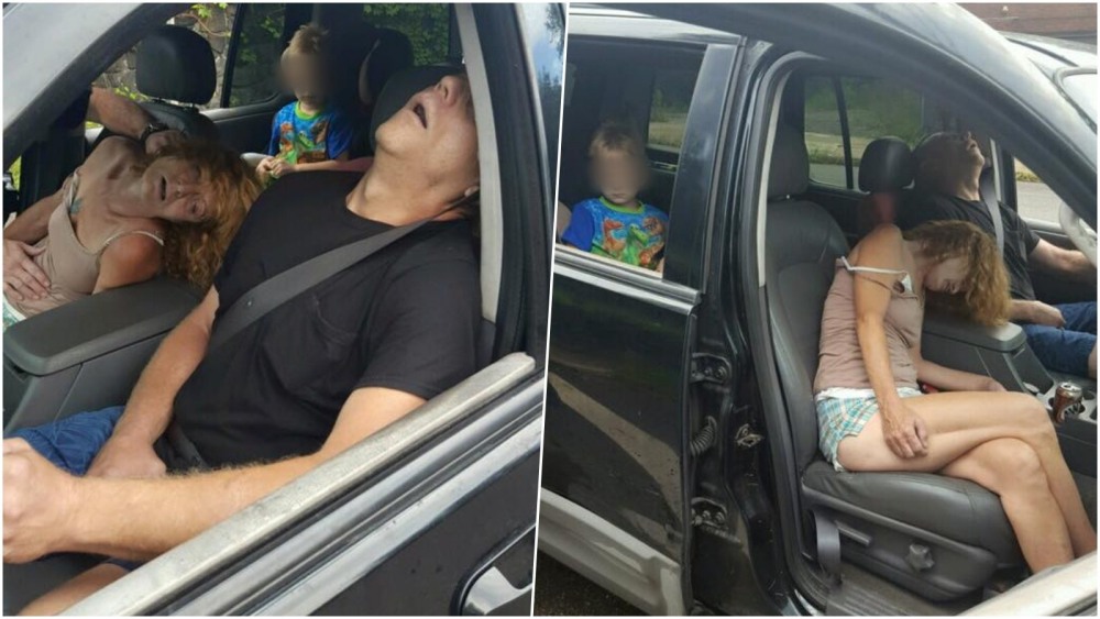 Мужчина и женщина на заднем сидении