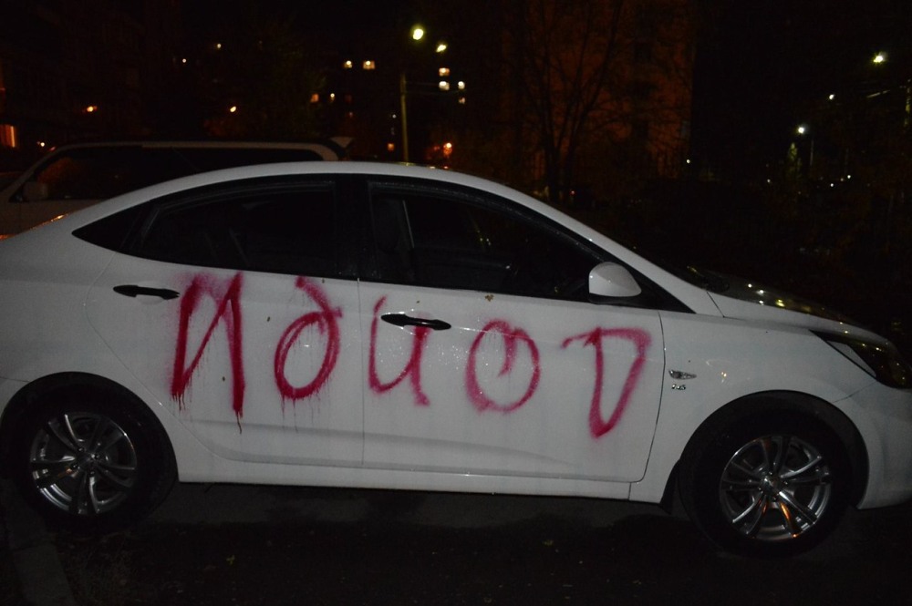 Красивые голые парни на улице