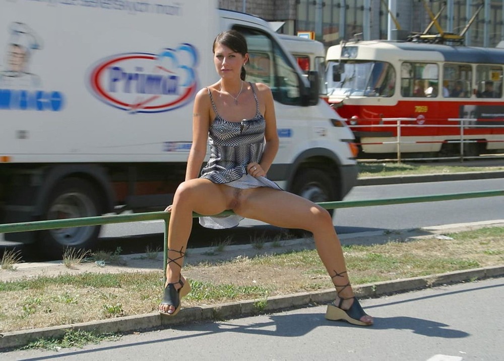 Голые на улице раздвинув ноги