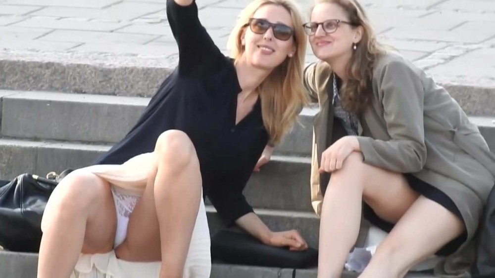 Женщины без трусов под юбкой