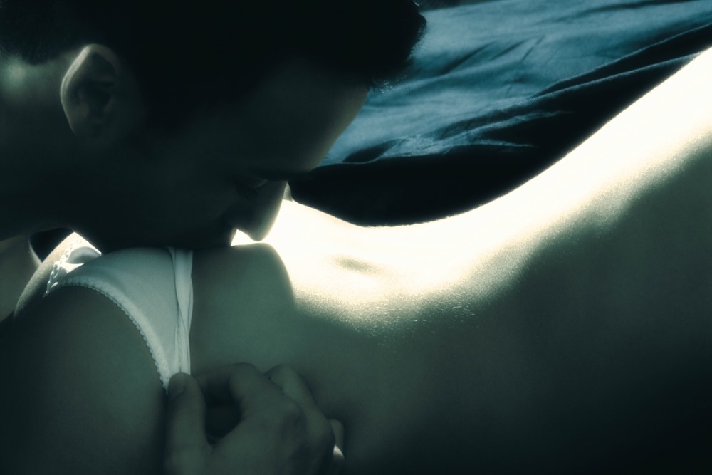 Целование попы девушки