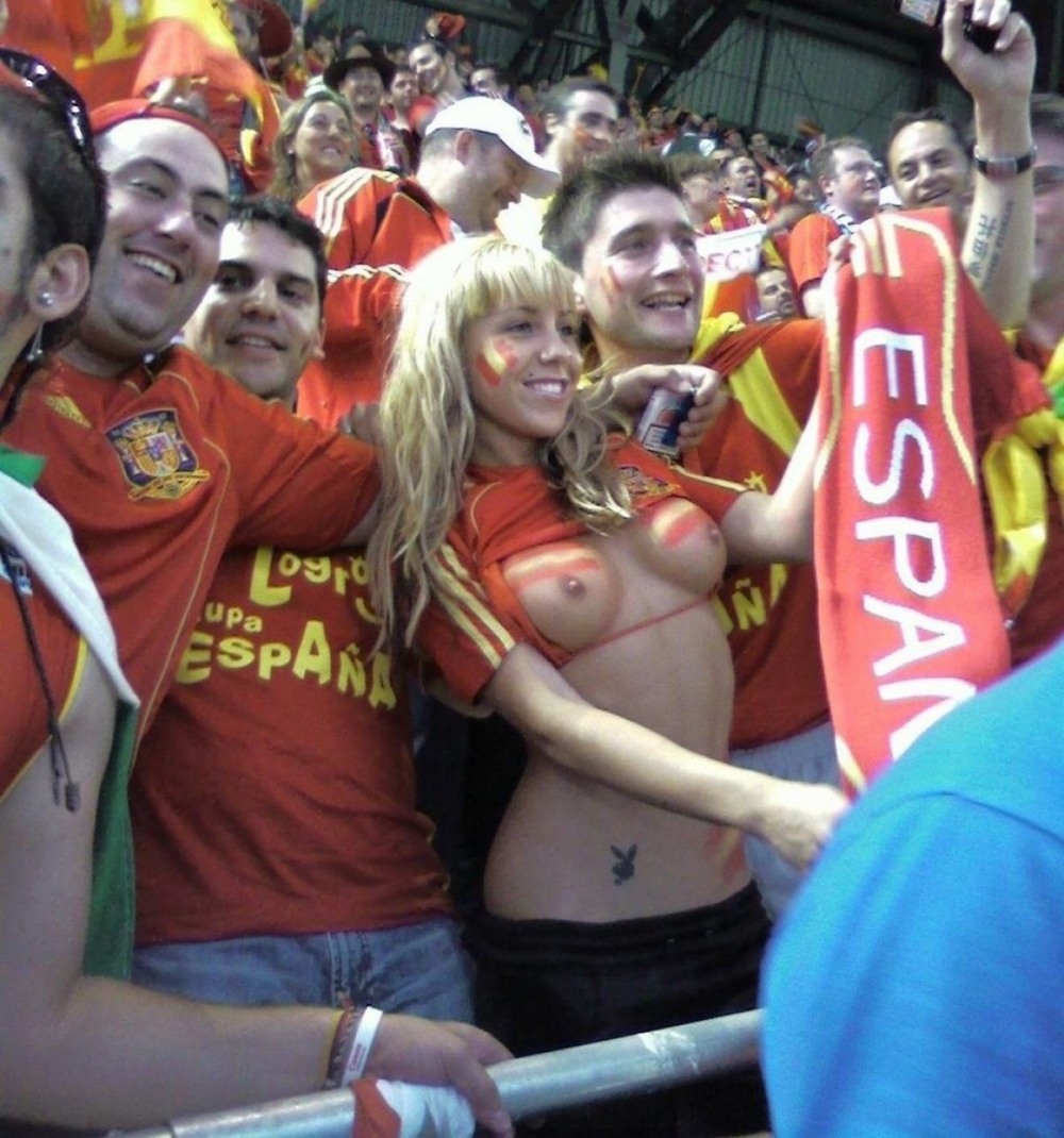 Спортивные фанатки демонстрируют сиськи на стадионе
