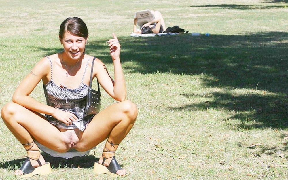 Сидит на корточках без трусов