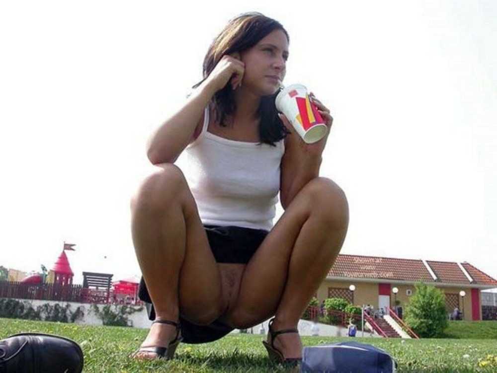 Подсмотрено на корточках без трусов