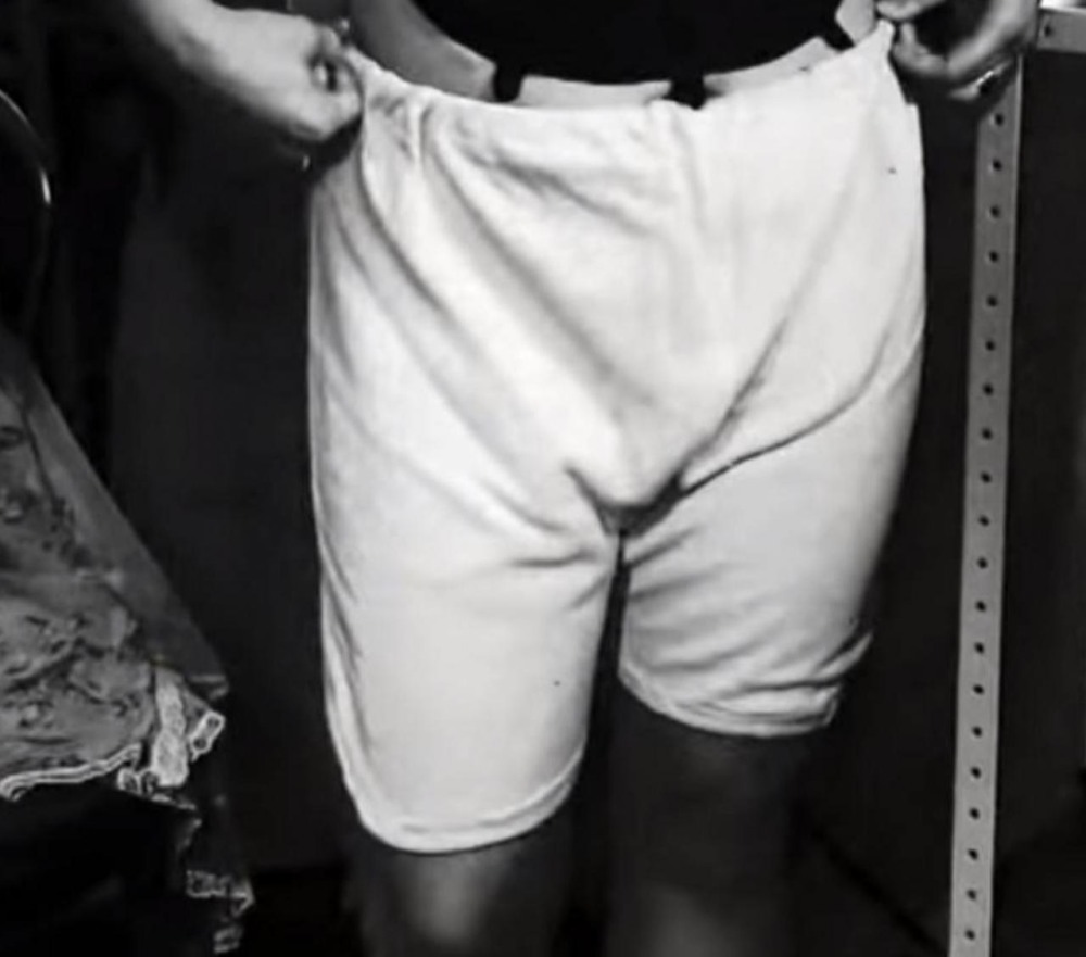 Женщины в панталонах в офисе