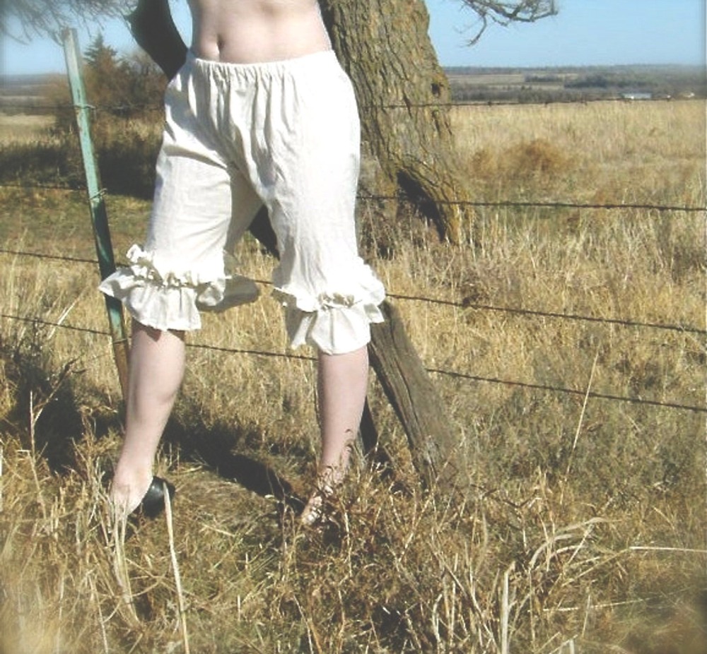 Пожилые женщины в ретро белье